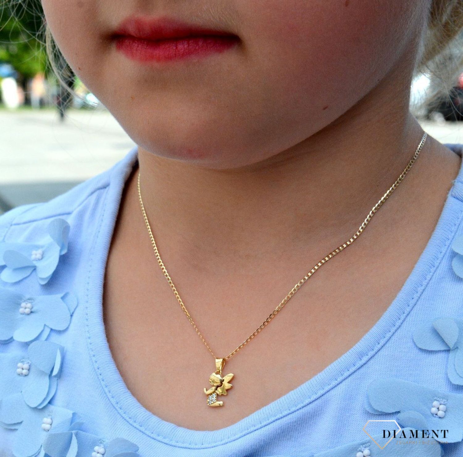 Złota zawieszka aniołek próby 375 ZA 1827 Złota zawieszka aniołek. Złoty wisiorek w kształcie aniołka. Wisiorek ten to idealny pomysł na prezent, którym wyjawimy swoje uczucia. Złoto jest metalem szlachetnym znanym..jpg